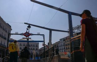 Comienza la instalación de toldos en la Puerta del Sol