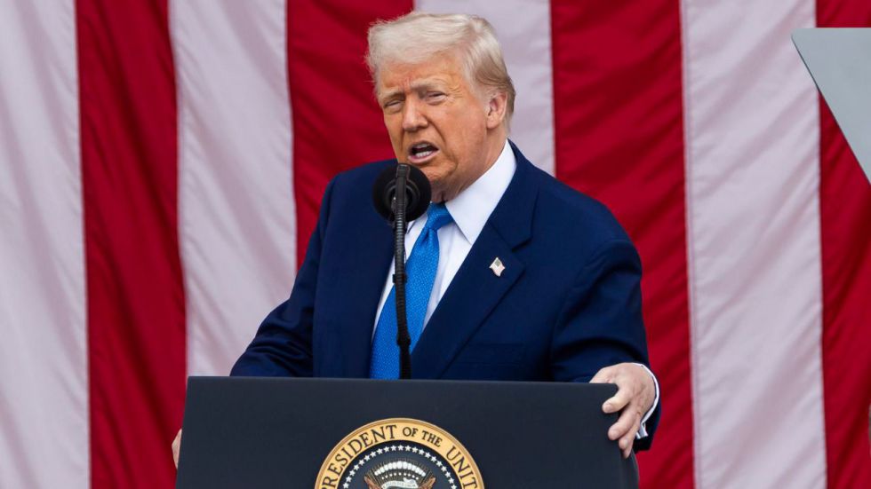 Trump llama 'imbécil' al presidente de la Fed y le exige que baje los tipos