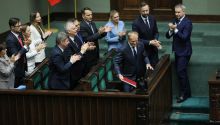 Tusk supera la moción de confianza tras el triunfo conservador en las presidenciales