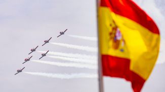 El Rey, junto a miles de personas, despide a la Patrulla Águila tras 40 años de servicio