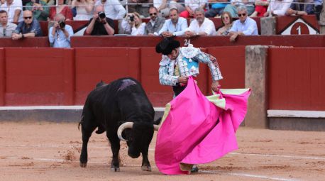 Morante rinde a sus pies la Glorieta de Salamanca al cortar un rabo