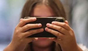 Aumenta el uso de pantallas en más de 11 horas semanales entre niños y adolescentes