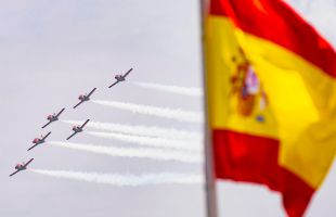 El Rey, junto a miles de personas, despide a la Patrulla Águila tras 40 años de servicio