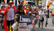 Protesta en Ferraz al grito de 'Manos arriba, esto es el PSOE'