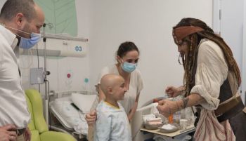 Johnny Depp visita a los pacientes pediátricos del Niño Jesús vestido de Jack Sparrow