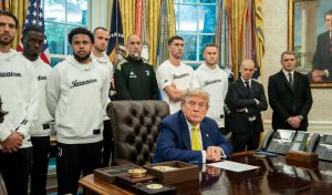Insólito: Trump recibe a los jugadores de la Juventus y habla sobre bombardear Irán