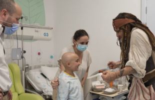Johnny Depp visita a los pacientes pediátricos del Niño Jesús vestido de Jack Sparrow