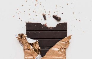 Chocolate negro, té y manzanas para vivir más y mejor