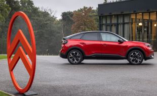 Citroën actualiza el C4 y C4X: menos estridencias, más electrificación y comodidad al volante