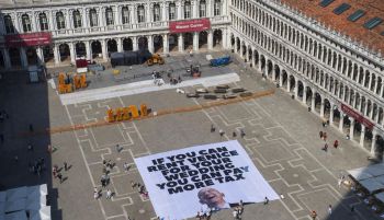 Una pancarta gigante en la San Marcos vuelve a protestar contra la boda de Bezos en Venecia