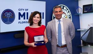 Díaz Ayuso recibe la llave de Miami por su servicio público y compromiso democrático