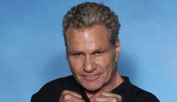 Expulsan a Martin Kove de un evento por morder a su compañera de Cobra Kai