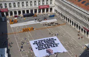 Una pancarta gigante para protestar contra la boda de Bezos en Venecia
