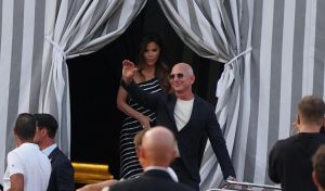 Bezos y Sánchez llegan a Venecia para dar comienzo a los fastos de su polémica boda