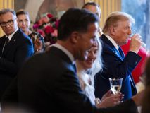Sánchez y Trump, alejados en la foto de familia y en las mesas de la cena de bienvenida