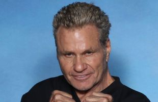 Expulsan a Martin Kove de un evento por morder a su compañera de Cobra Kai