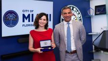 Ayuso recibe la llave de Miami por su servicio público y compromiso democrático