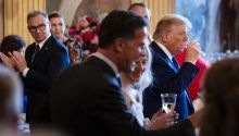 Sánchez y Trump, alejados en la foto de familia y en las mesas de la cena de bienvenida
