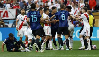 Mundial Clubes. Acuña y Dumfries dejan una de las imágenes del torneo: corren al túnel para pegarse