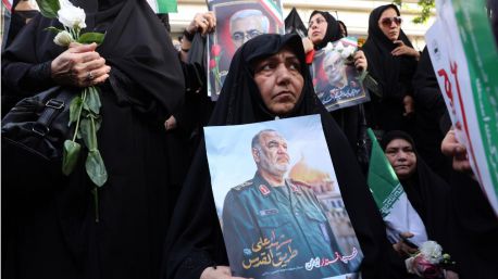 Irán celebra un multitudinario funeral de militares y científicos muertos en la guerra