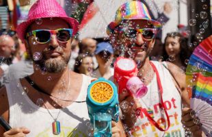 España celebra en las calles el Día del Orgullo bajo el lema 'ni un paso atrás'