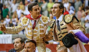 Puerta grande para Ismael Martín y El Fandi en una tarde triunfalista en Burgos