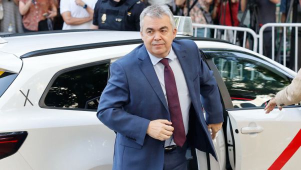 El juez ve 'indicios muy consistentes' de que conformó una organización criminal para recibir mordidas en adjudicaciones de obra pública.