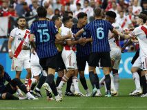 Mundial Clubes. Acuña y Dumfries dejan una de las imágenes del torneo: corren al túnel para pegarse