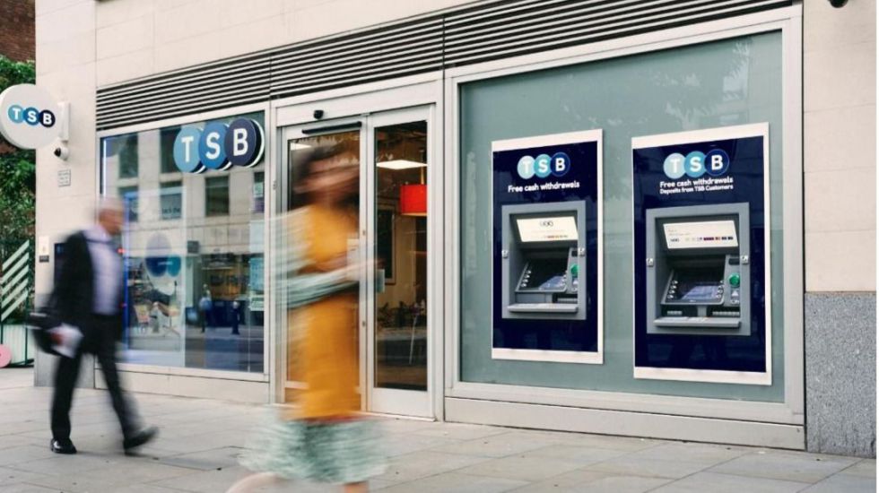 Santander compra al Sabadell su filial británica TBS en plena opa del BBVA