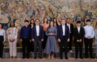 La Reina recibe a diez jóvenes de Colombia y Perú becados por Fundación Microfinanzas BBVA