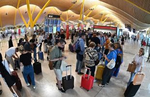Caos en Barajas por un fallo informático en el control de pasaportes