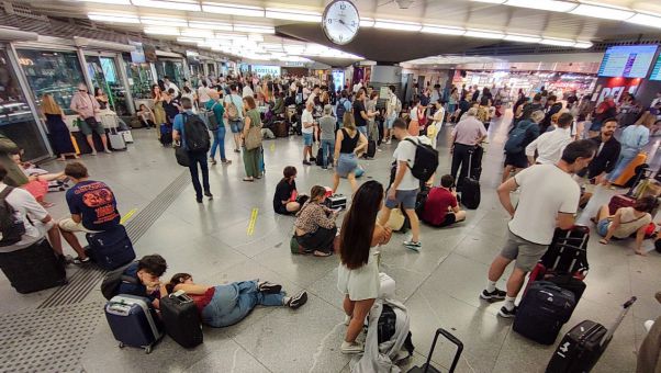 El lunes, el AVE volvió a generar suspensiones, retrasos y odiseas mientras que este miércoles, un fallo informático sumió Barajas en el caos.
