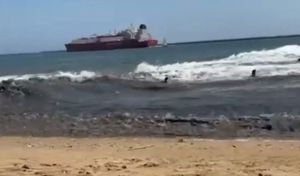 Una ola generada por un metanero deja varios heridos en una playa de Huelva