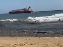 Una ola generada por un metanero deja varios heridos en una playa de Huelva