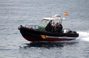 Una embarcación con inmigrantes a bordo embiste a una patrullera de la Guardia Civil