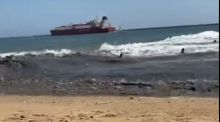 Una ola generada por un metanero deja varios heridos en una playa de Huelva