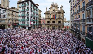 Un multitudinario chupinazo da inicio a unas nuevas fiestas de San Fermín