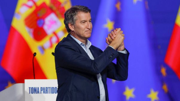 El líder del PP, ovacionado, sentencia que 'nuestra primera tarea será hacer de los años de Sánchez un paréntesis en la historia'.