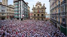 Un multitudinario chupinazo da inicio a unas nuevas fiestas de San Fermín