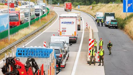 Polonia impone controles fronterizos contra la inmigración ilegal con el visto bueno de Berlín