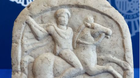 España recupera una estela funeraria del siglo II robada en Bulgaria en 1996