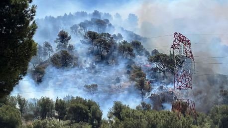 Un incendio obliga a cerrar el aeropuerto y confinar el norte de Marsella