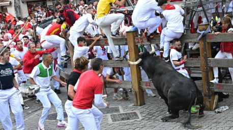Peligroso segundo encierro de los Sanfermines con un toro suelto y rezagado
