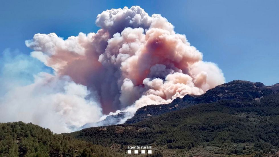 Muere un bombero en el incendio de Tarragona arrastrado por un desprendimiento