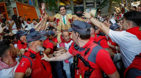 Morante, con dos grandes estocadas, sale por la Puerta del Encierro
