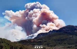 Muere un bombero en el incendio de Tarragona arrastrado por un desprendimiento