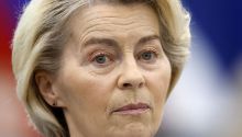 Von der Leyen supera la moción de censura, pese a sus opacos acuerdos con Pfizer