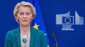 Von der Leyen pospone a agosto las contramedidas a los aranceles para seguir negociando