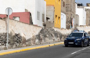 Un marroquí con orden de expulsión prende fuego a una menor tutelada en una casa okupa de Las Palmas