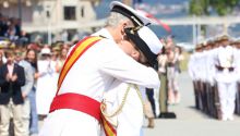 Emotivo reencuentro del Rey y la Princesa de Asturias en la Escuela Naval de Marín